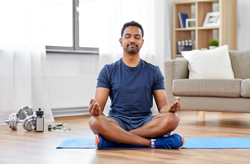 Mann übt Lotus-Meditation aus mit Yoga
